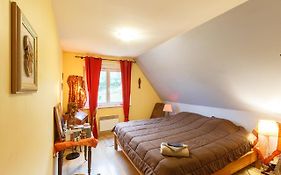 Chambre avec grand lit